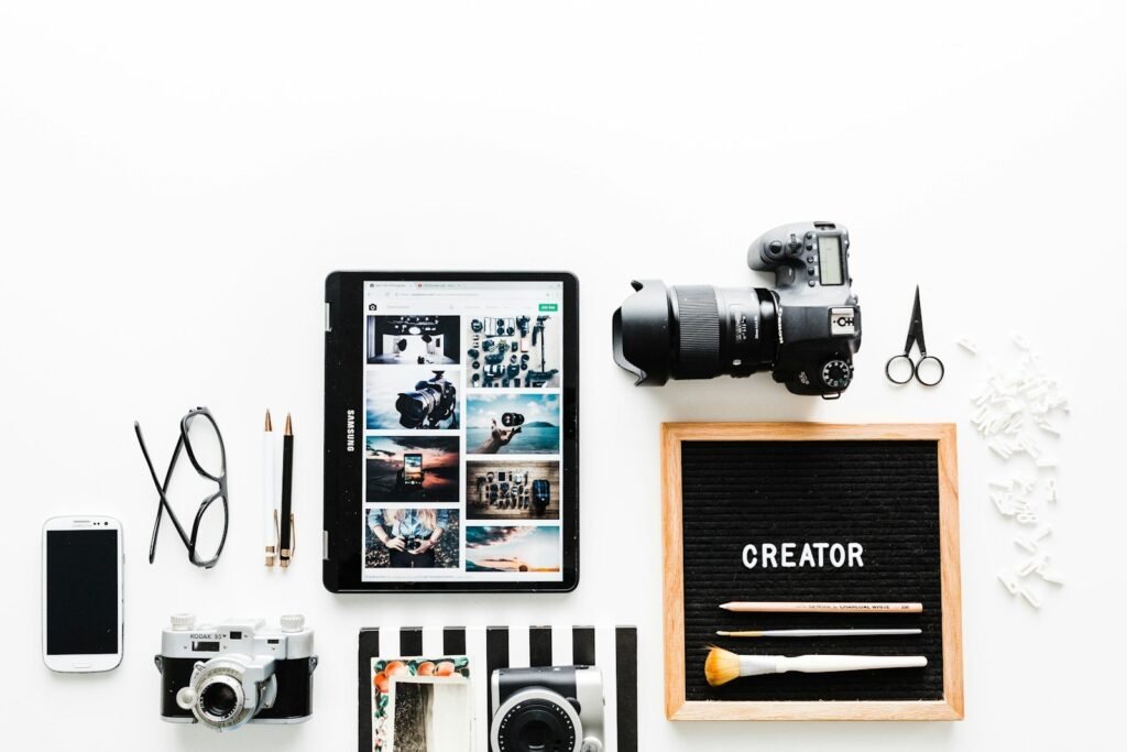 Varios obejtos do marketing para empreendedores como cameras fotografica, lousa em cima de uma mesa