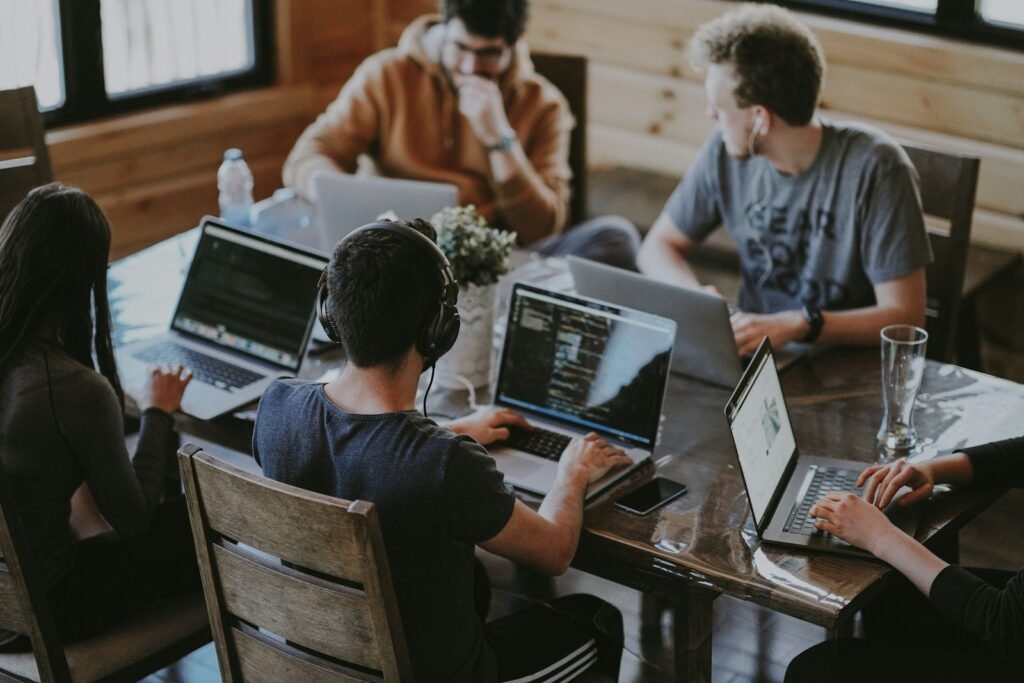 Grupo de pessoas pensando no marketing para empreendedores