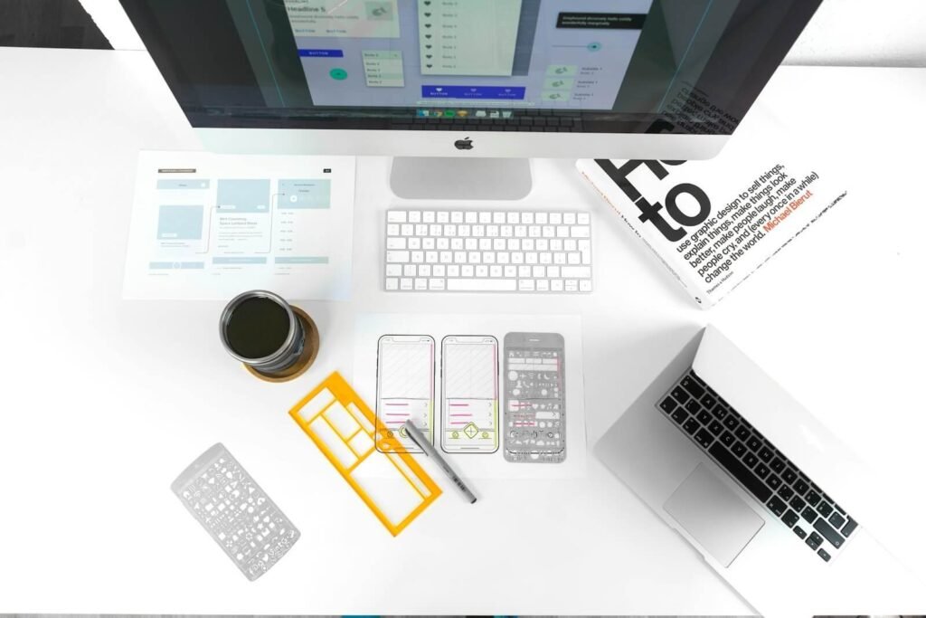 Fortalecer sua marca com um site profissional
silver MacBook Air on table near iMac